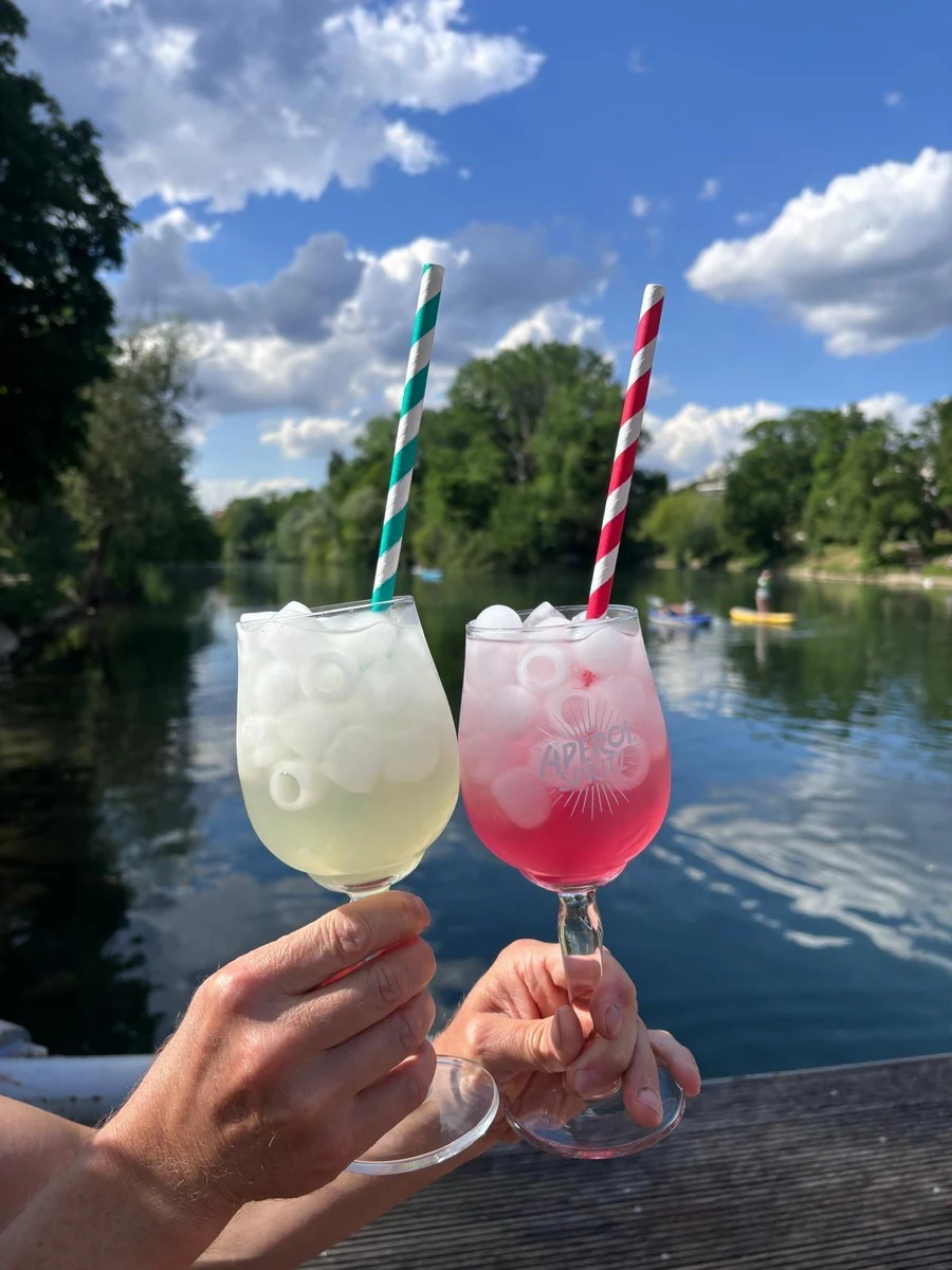 Terrasse apéro Beach Paddle — verres en bord de Marne